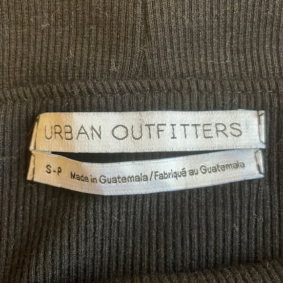 URBAN OUTFITTERS Mikie Off-The-Shoulder Cropped Top - Picture 5 of 6